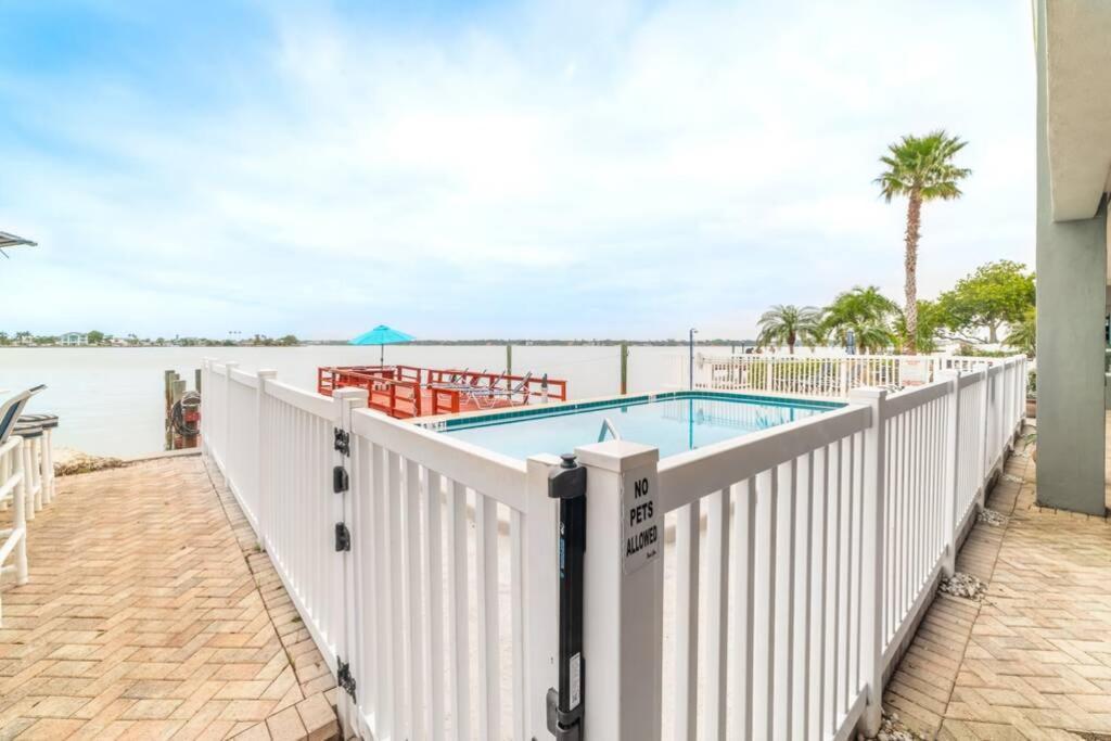 102-Tiny Treasure-Waterfront With Heated Pool Apartment St. Pete Beach Bagian luar foto