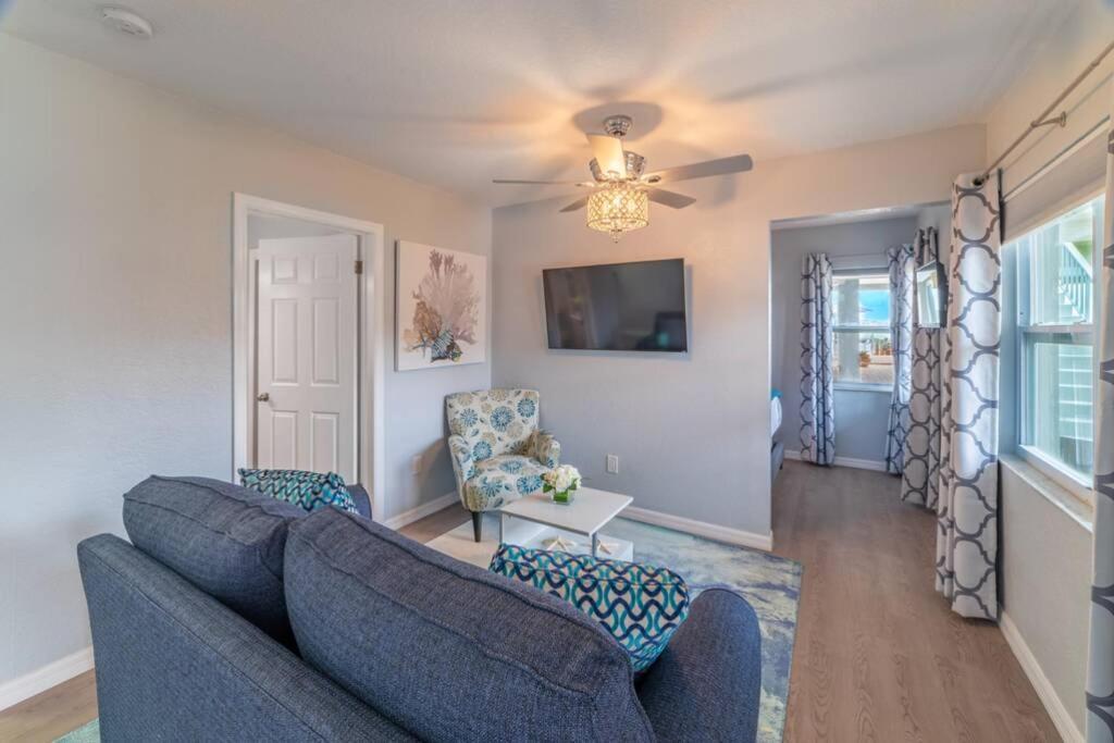 102-Tiny Treasure-Waterfront With Heated Pool Apartment St. Pete Beach Bagian luar foto